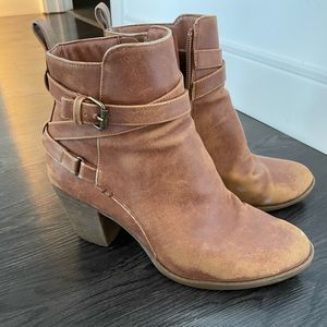 Borja brown block heel booties
